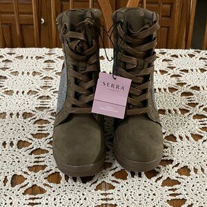 NWT Women’s Sz. 7 Serra Faux Suede Lace-Up Wedge Booties Boots Tan and Gray